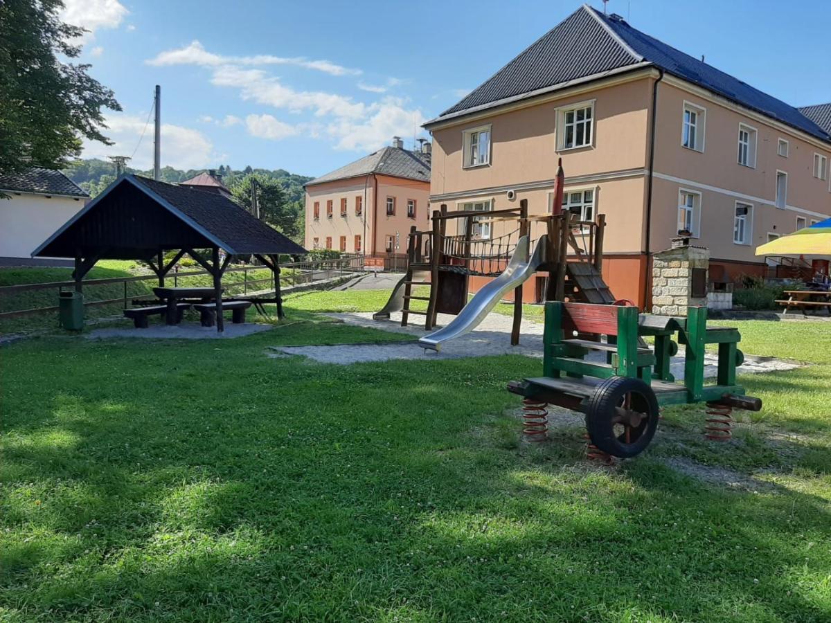 Penzion A Restaurace Na Krizovatce Polevsko Eksteriør billede